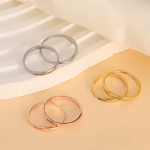 Dreifarbige gedrehte Ringe in Gold, Silber und Roségold mit 'youth' Gravur