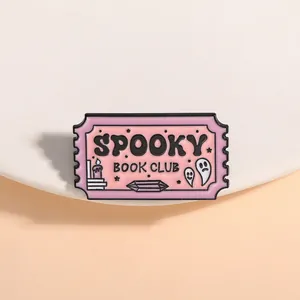 Gros plan du pin's en émail Spooky Book Club au design de timbre vintage avec motifs