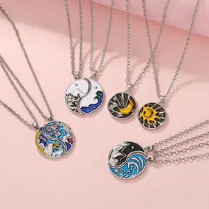 Détail des pendentifs Tai Chi Yin Yang avec des motifs colorés de montagnes et de vagues