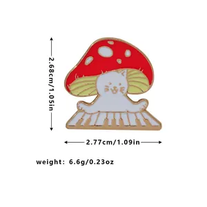 Détail du pin's émaillé chat et champignon rouge affichant les dimensions exactes