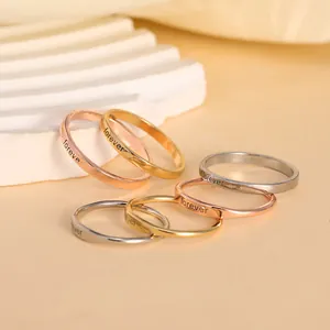Minimalistische gedrehte Ringe in Gold, Roségold und Silber mit Forever-Gravur