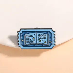Détail du pin's émaillé en forme de timbre avec texte Book Club et ciel nocturne