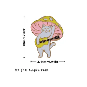 Détail du pin's chat blanc avec chapeau champignon jouant de la guitare et dimensions