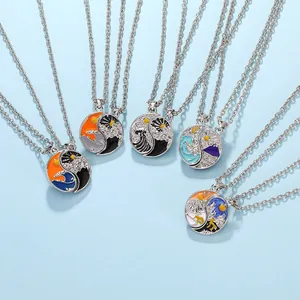Détail de colliers Yin Yang avec motifs de soleil, de lune et de vagues océaniques