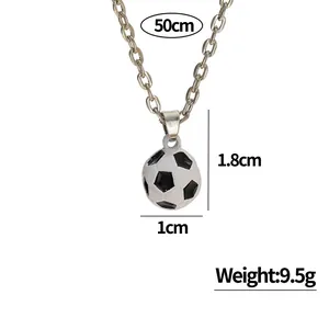 Détail du collier pendentif ballon de football en alliage avec chaîne de 50cm et hauteur 1,8cm