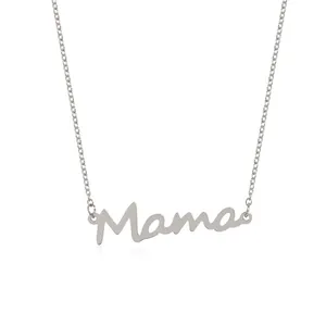 Collana con pendente Mama in argento lucido e catena a maglie dal design minimalista
