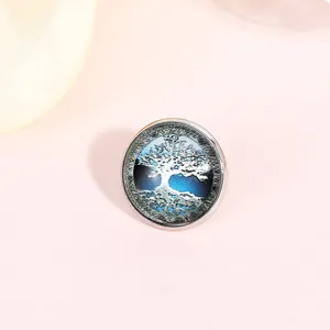 Dettaglio della spilla Albero della Vita con cabochon in vetro e base in argento