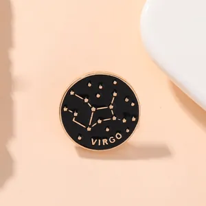 Broche émaillée constellation Vierge dorée avec design badge rond noir pour vêtement