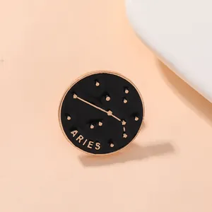 Vue détaillée d'une broche Bélier ronde en émail noir avec des accents dorés élégants