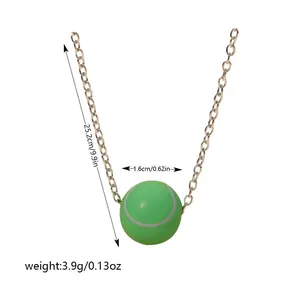 Vue détaillée du collier pendentif balle de tennis avec ses dimensions et son poids