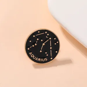 Détail d'une broche Verseau en émail noir et finition en métal doré élégante