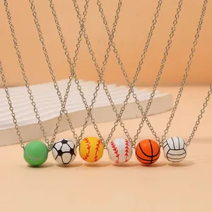 Six colliers pendentifs de ballons de sport colorés sur chaînes argentées fond orange