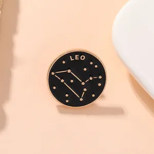 Vue macro d'un pin's Lion en émail noir avec bordures dorées sur un support céramique