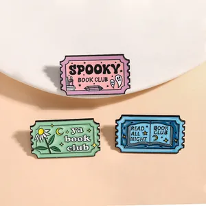 Gros plan de pin's émaillés en forme de timbres avec motifs de club de lecture et slogans