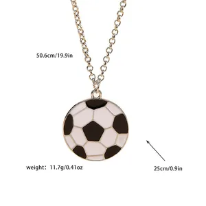 Détail d'un collier de sport avec pendentif football et mesures de la chaîne 50,6cm