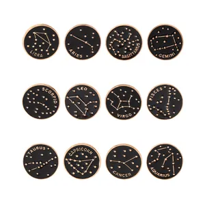 Lot de 12 épingles en émail noir et doré représentant les constellations du zodiaque