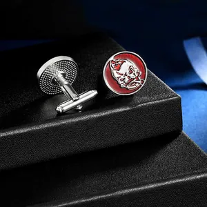 Gros plan de boutons de manchette tête de mort argentés sur un coffret à bijoux