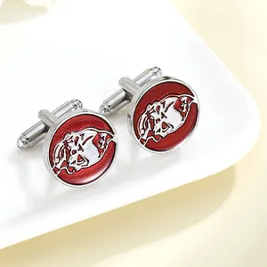 Détail macro de boutons de manchette argentés avec émail rouge et motif blaireau