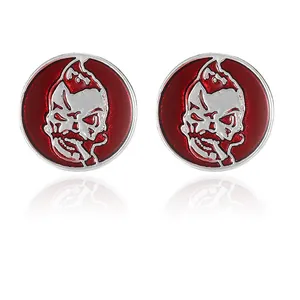 Boutons de manchette punk avec crâne argenté sur émail rouge, fond blanc professionnel