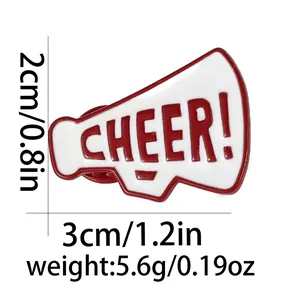 Vista macro della spilla smaltata megafono Cheer con dimensioni 3cm x 2cm e peso 5,6g