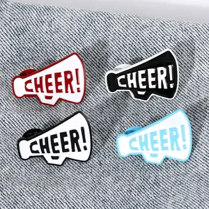 Set di quattro spille smaltate colorate a megafono CHEER su denim, rosso, nero e blu