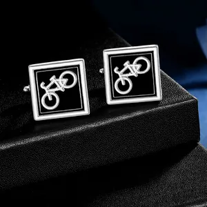 Macro-opname van vierkante fietsmanchetknoppen met zwart emaille op lederen textuur