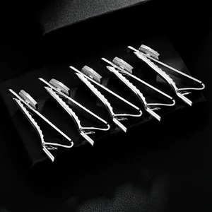 Set de 5 pasadores de corbata plateados para hombre con textura redonda en fondo negro
