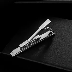 Poliertes silbernes Krawattenklammer-Set für Herren mit spiegelnder Oberfläche im Etui