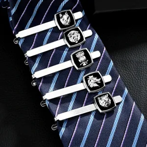 Detalle macro de clips de corbata de aleación de plata con motivos de animales