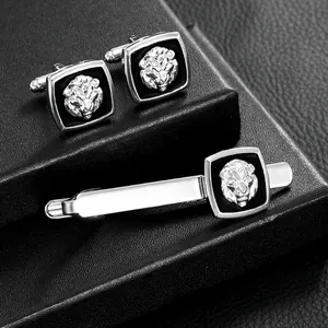 Silbernes Krawattenklammer- und Manschettenknopf-Set für Herren mit Löwenkopf auf Emaille