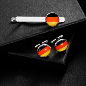 Manschettenknöpfe und Krawattennadel Set mit Deutschlandflagge auf schwarzem Leder