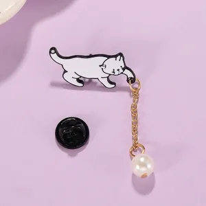 Détail de la broche chat créative avec émail blanc et élégante perle en pendentif