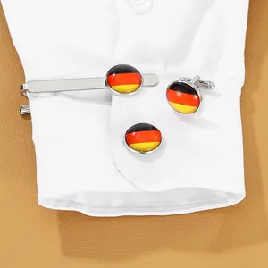 Detailansicht von Krawattenklammer und Manschettenknöpfen mit deutscher Flagge