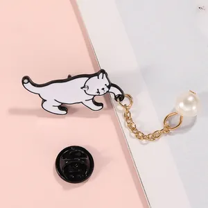 Détail de la broche chat de dessin animé avec chaîne dorée et accessoire de perle