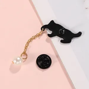 Détail du dos de la broche chat émaillé avec chaîne dorée, perle et attache papillon