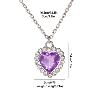 Collar de corazón plateado con cristal púrpura y pavé blanco sobre fondo blanco puro