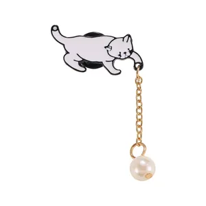 Broche chat blanc mignon avec chaîne dorée et perle sur fond blanc minimaliste