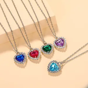 Detalle de cinco collares de cristal en forma de corazón en varios colores vivos