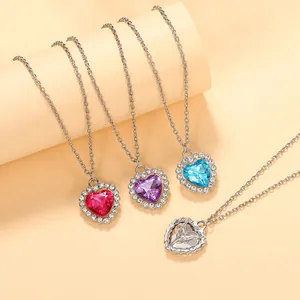 Detalle de collares con colgante de cristal en forma de corazón en cuatro colores