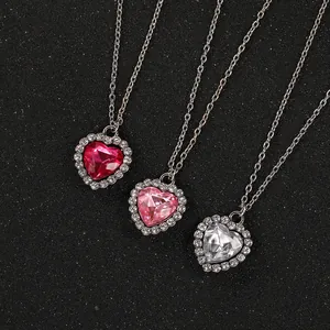 Vista detallada de collares de cristal en forma de corazón en rojo, rosa y blanco plata