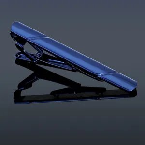 Detailansicht der eleganten blauen Metall-Krawattenklammer mit Federzug-Mechanismus