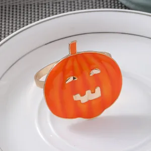 Detalle de servilletero de calabaza dorada con esmalte naranja para mesa de Halloween