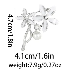 Detailansicht der Strass-Blumenbrosche mit Maßen von 4,7 cm Höhe und 4,1 cm Breite