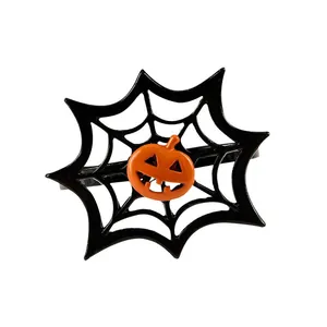 Detalle de un servilletero de telaraña con calabaza para decoración de Halloween