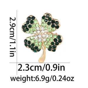 Detaillierte Maße der Kleeblatt-Brosche mit grünen Strasssteinen, 2,9cm Höhe und 2,3cm Breite
