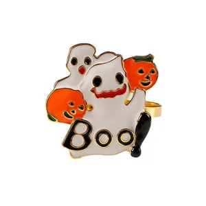 Detalle de servilletero de Halloween con calabaza y fantasma esmaltado en oro