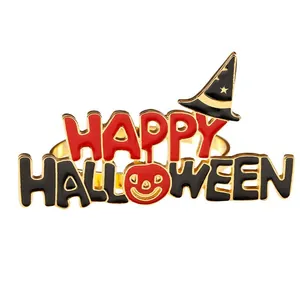Detalle de servilletero de Halloween con sombrero de mago y calabaza roja sobre metal