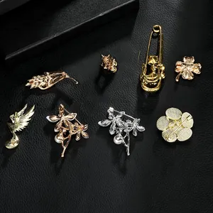 Detailansicht eleganter Strass-Broschen mit Blumen- und Blattdesign in Gold und Silber