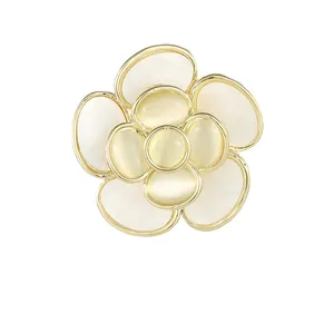 Eleganter Gold-Blumenbrosche mit weißer Perlmutt-Einlage und gelben Katzenaugensteinen