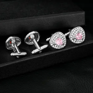Gemelli in argento con zircone rosa e pavé di cristalli su sfondo in pelle nera